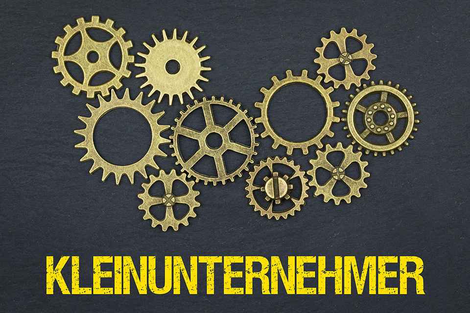Zahnräder und Schriftzug Kleinunternehmer