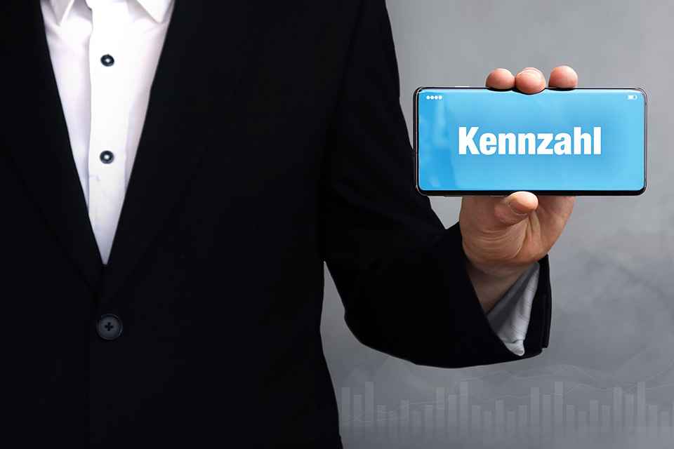 Smartphone mit Schriftzug Kennzahl