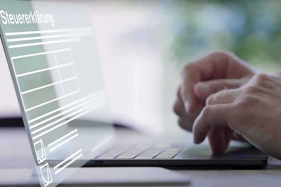 Hände auf Laptoptastatur