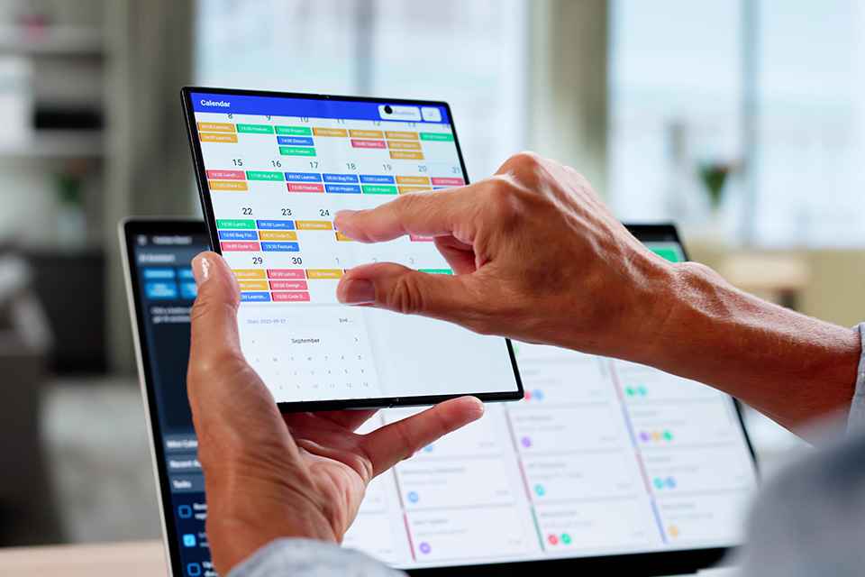 Person bedient Online Kalender