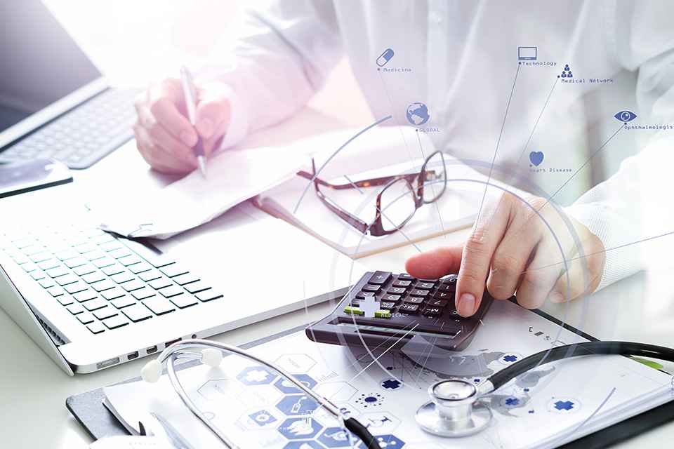 Arzt arbeitet am Laptop